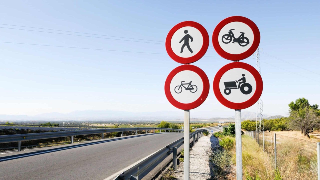 essas-placas-de-transitos-parecem-iguais,-mas-nao-sao