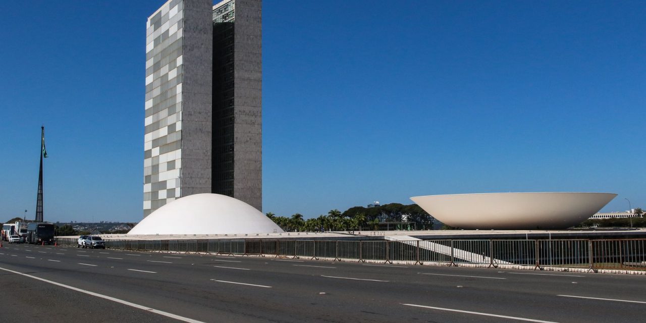 hugo-motta-confirma-para-hoje-votacao-de-isencao-do-imposto-de-renda