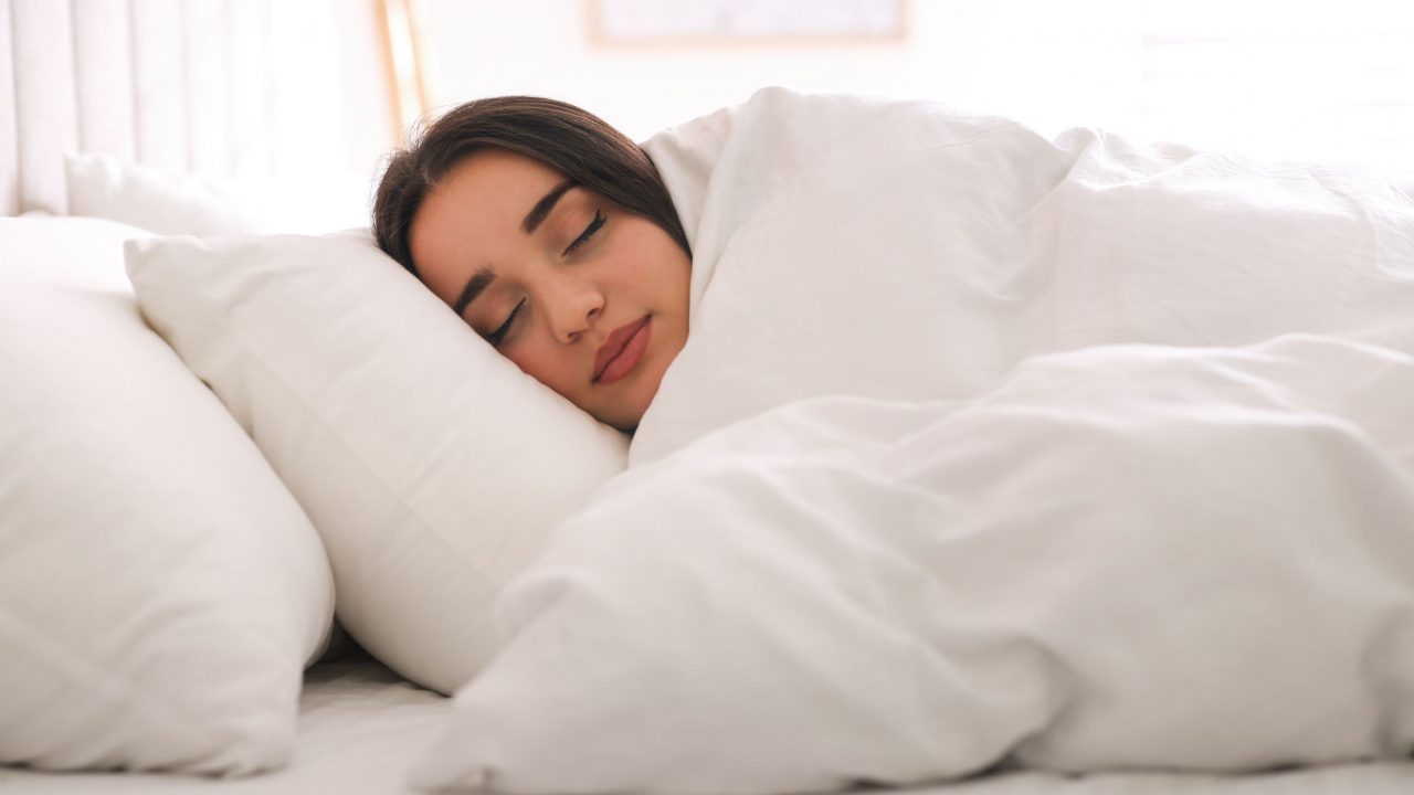 com-ou-sem-travesseiro?-veja-o-que-e-melhor-para-a-saude-do-seu-sono