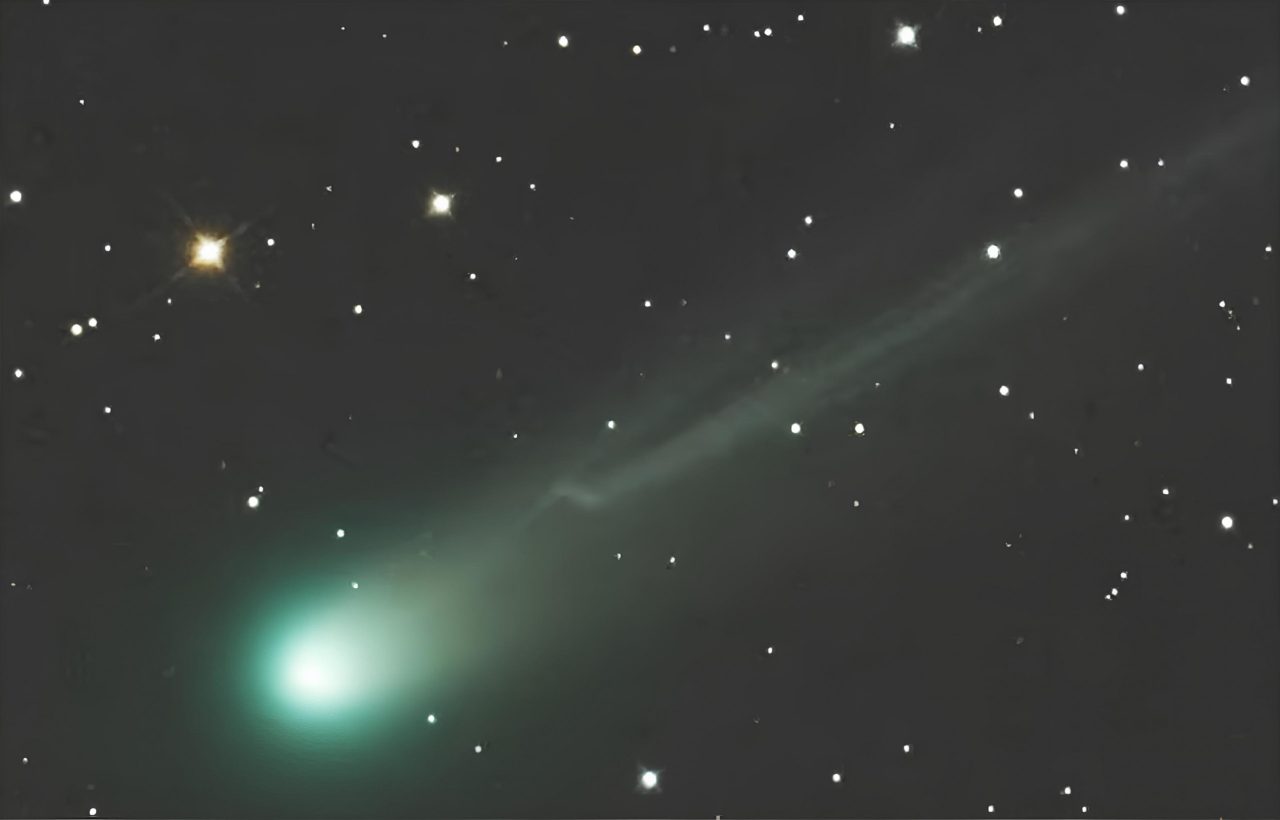 vento-solar-poderoso-quebra-a-cauda-do-cometa-mais-brilhante-do-ano