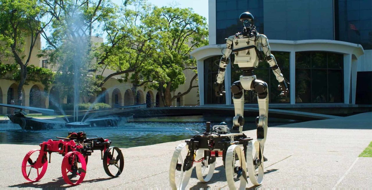 x1:-o-robo-que-anda,-voa-e-dirige-em-missoes-de-emergencia