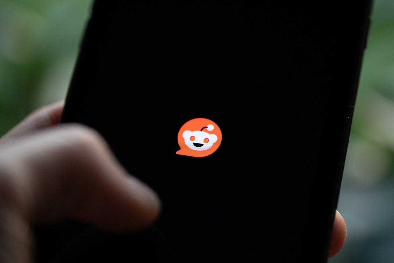 reddit-lanca-answers-em-portugues-com-ia-e-foco-em-comunidades