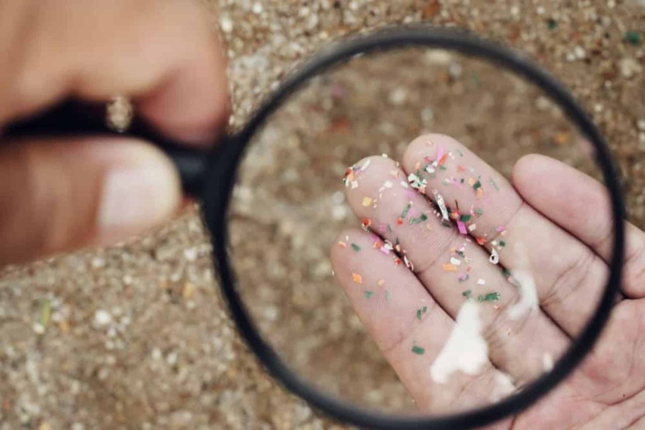 microplasticos-podem-se-‘camuflar’-contra-as-defesas-do-nosso-corpo,-revela-estudo