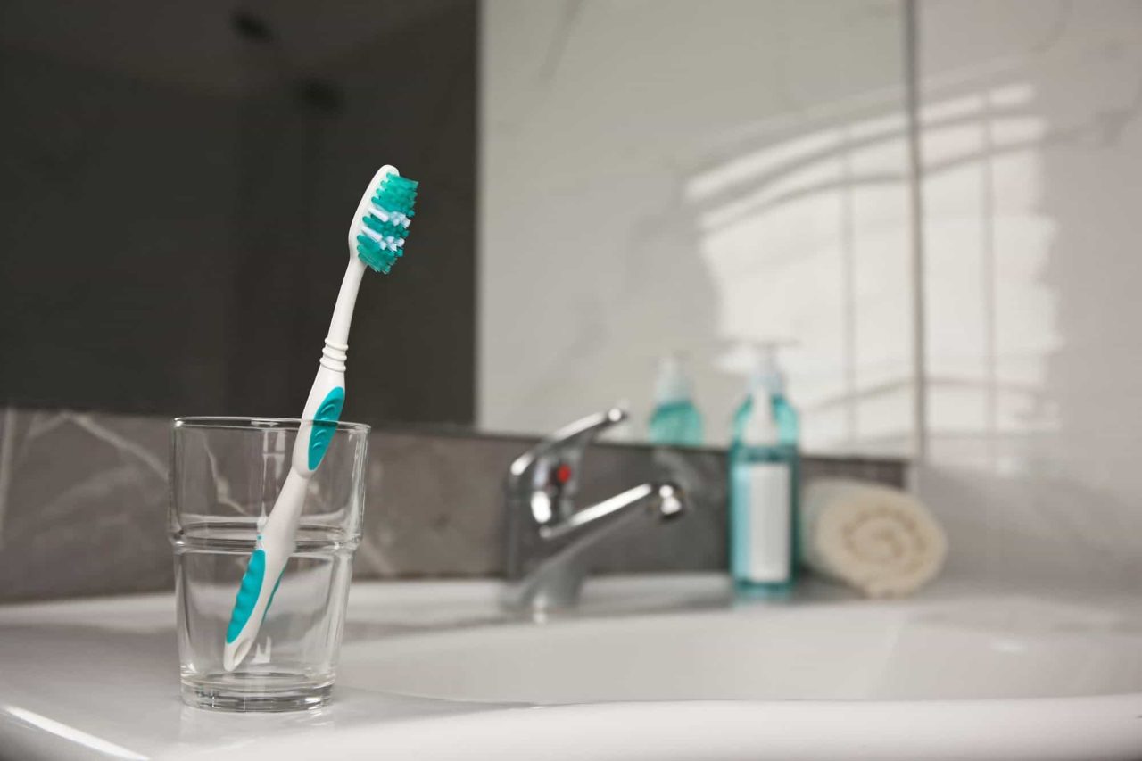 sua-escova-de-dentes-abriga-ate-12-milhoes-de-microbios