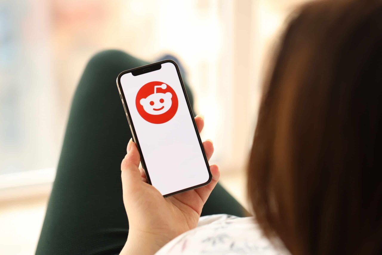 briga-judicial:-reddit-acusa-scrapers-de-vender-dados-para-treinar-ia