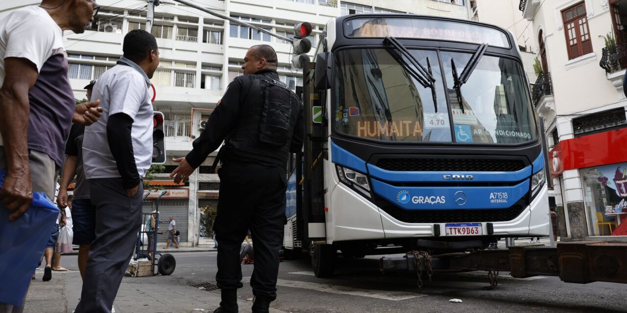 rio:-mais-de-50-onibus-viraram-barricada;-transporte-esta-afetado