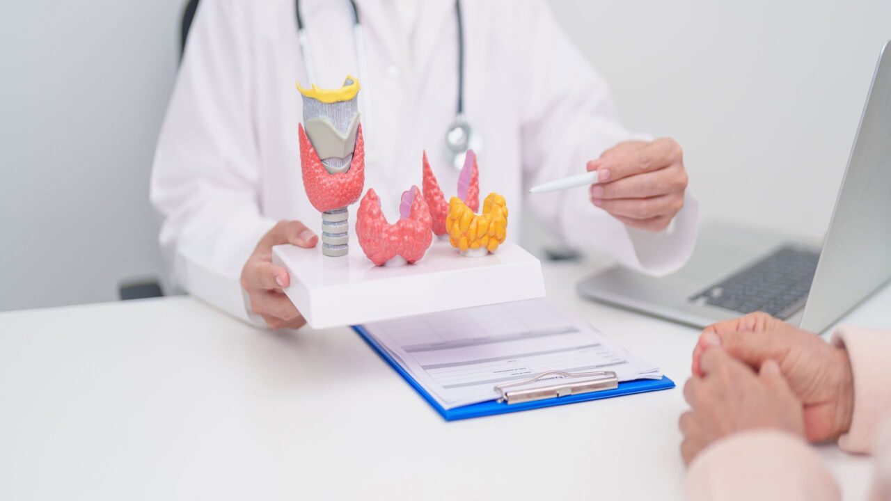 qual-a-diferenca-entre-hiper-e-hipotireoidismo?-conheca-causas-e-sintomas