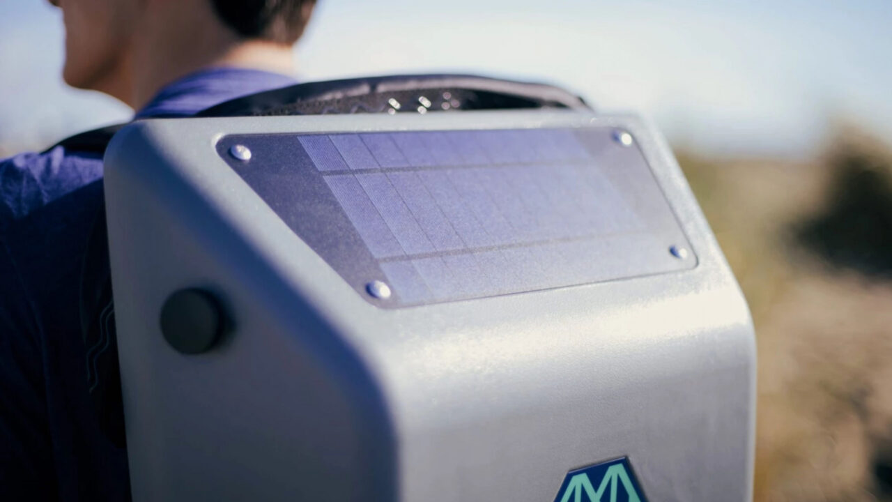 mochila-com-painel-solar-carrega-celulares-de-moradores-de-rua