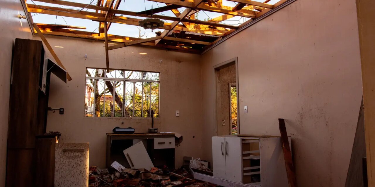 apos-tornado,-rio-bonito-do-iguacu-comeca-trabalhos-de-reconstrucao