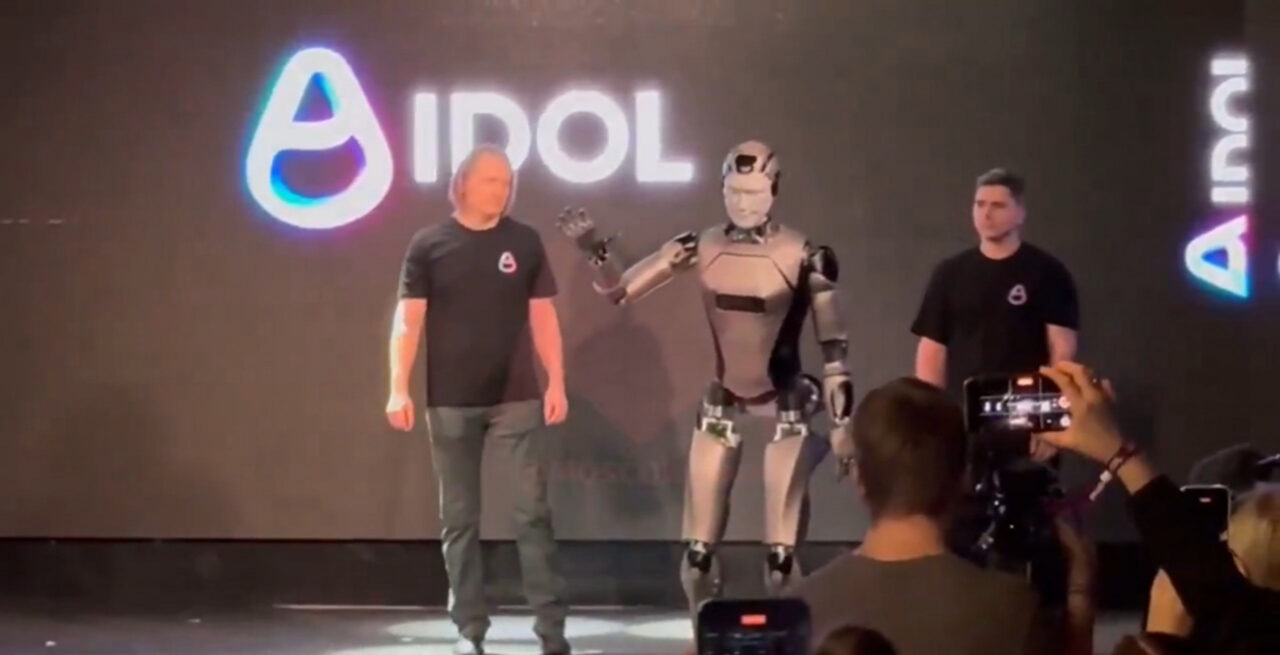 assista:-robo-humanoide-russo-cai-de-cara-no-chao-durante-estreia