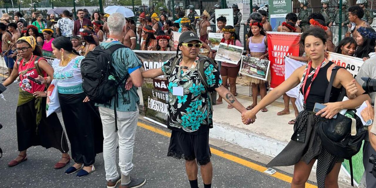 povo-munduruku-protesta-na-cop30-contra-uso-da-floresta-como-negocio