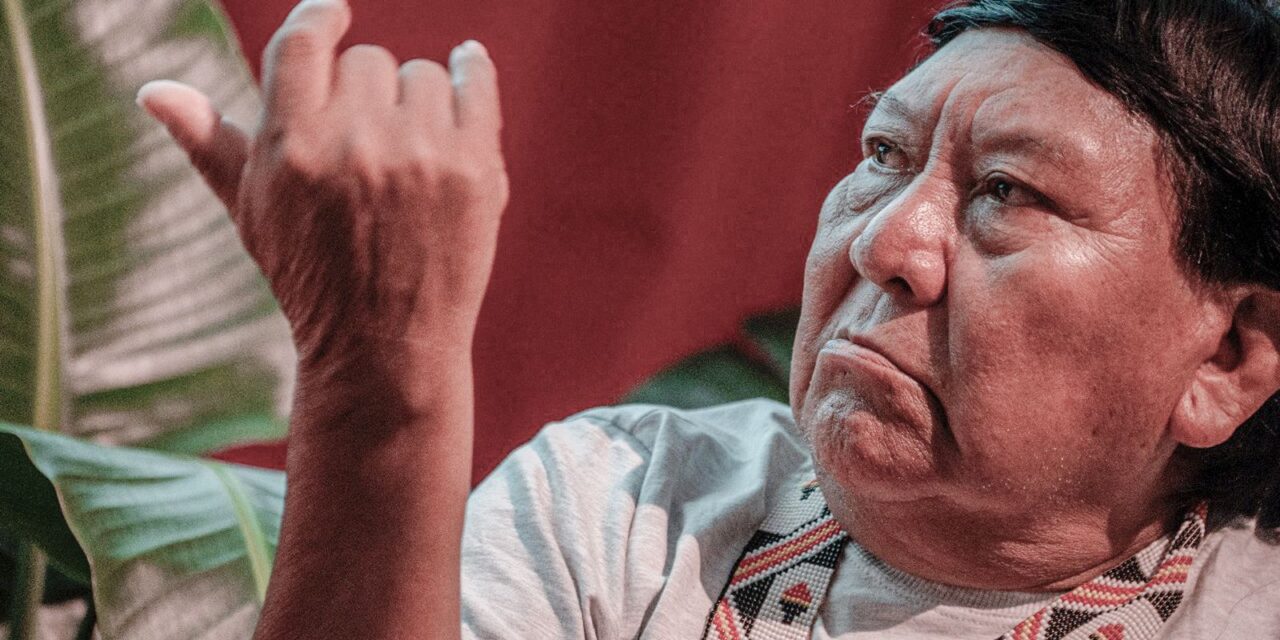 “enquanto-estivermos-aqui-o-ceu-nao-caira”,-diz-escritor-yanomami