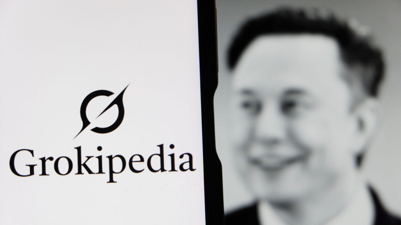 grokipedia,-de-musk,-copia-a-wikipedia-e-cita-sites-conspiratorios,-diz-estudo