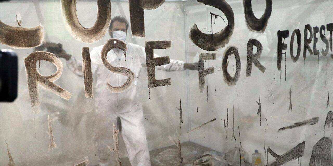 “cinzas-da-amazonia”-sao-usadas-em-performance-de-arte-na-cop30