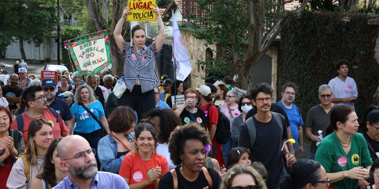 manifestantes-protestam-contra-entrada-de-pms-armados-em-escola-de-sp