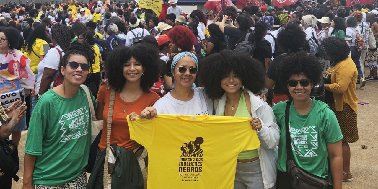 com-cerca-de-500-mil-pessoas,-marcha-das-mulheres-negras-toma-brasilia