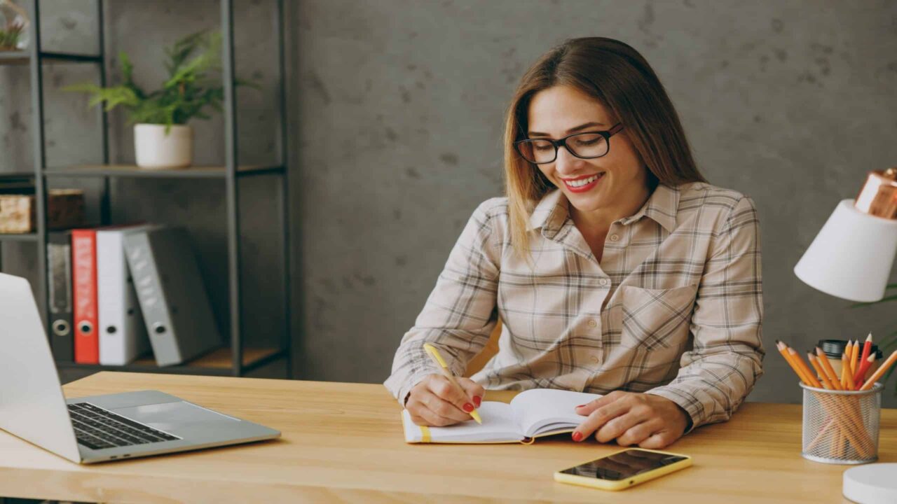 escrever-a-mao-no-mundo-da-inteligencia-artificial:-um-habito-estrategico