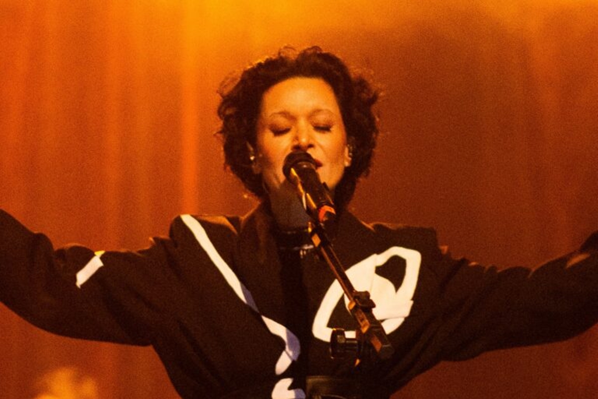 patricia-marx-se-renova-em-estreia-politizada-e-cheia-de-sucessos