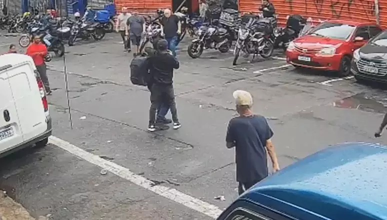 imagens-mostram-criminoso-fugindo-de-cueca-apos-atacar-entregador-com-tiro-na-cabeca