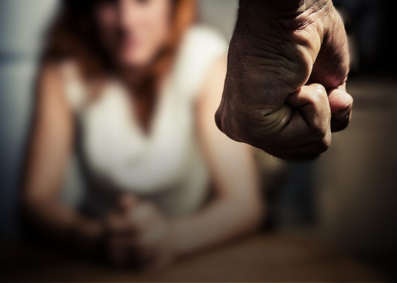 mulher-e-salva-pelo-filho-pequeno-ao-ser-esfaqueada-pelo-marido