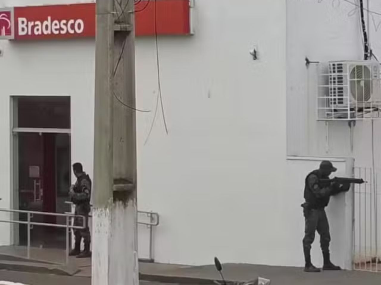 gerente-de-banco-e-mantido-refem-com-explosivos-falsos-amarrados-ao-corpo