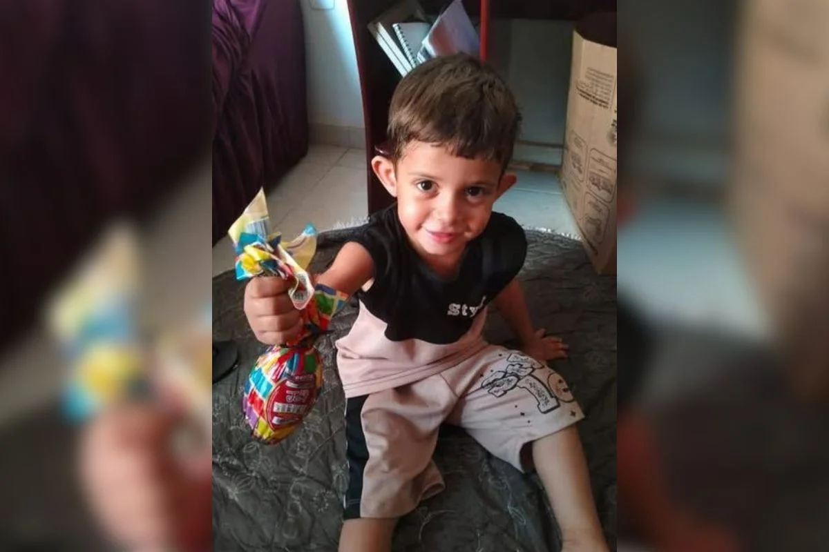 mae-mata-filho-de-3-anos-com-golpes-de-canivete-enquanto-crianca-dormia