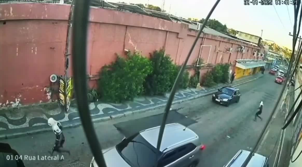 criminoso-armado-e-pulando-em-uma-perna-so-assalta-motorista;-veja-video