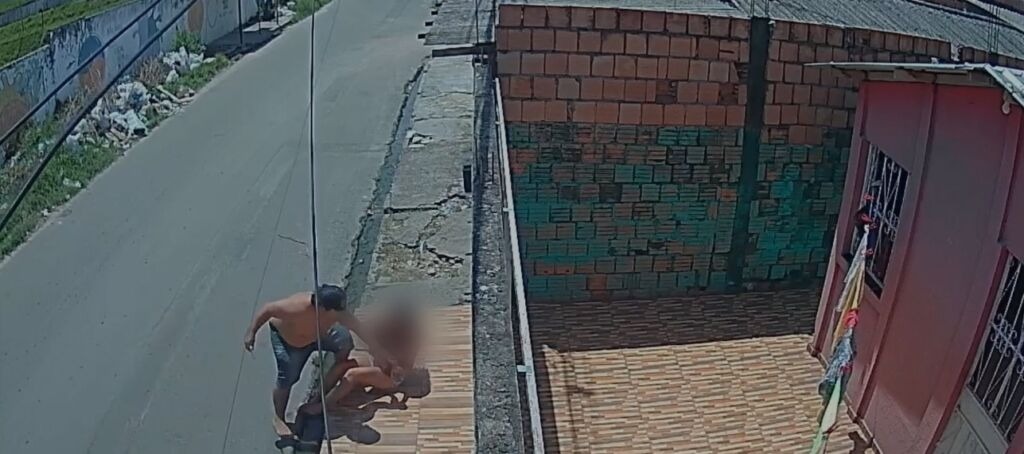 jovem-e-ameacada-com-faca-por-ladrao-e-e-salva-pela-mae:-‘deixa-minha-filha’