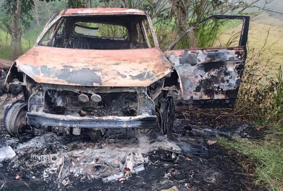 seis-corpos-queimados-sao-encontrados-ao-lado-de-veiculo-em-estrada;-veja-video