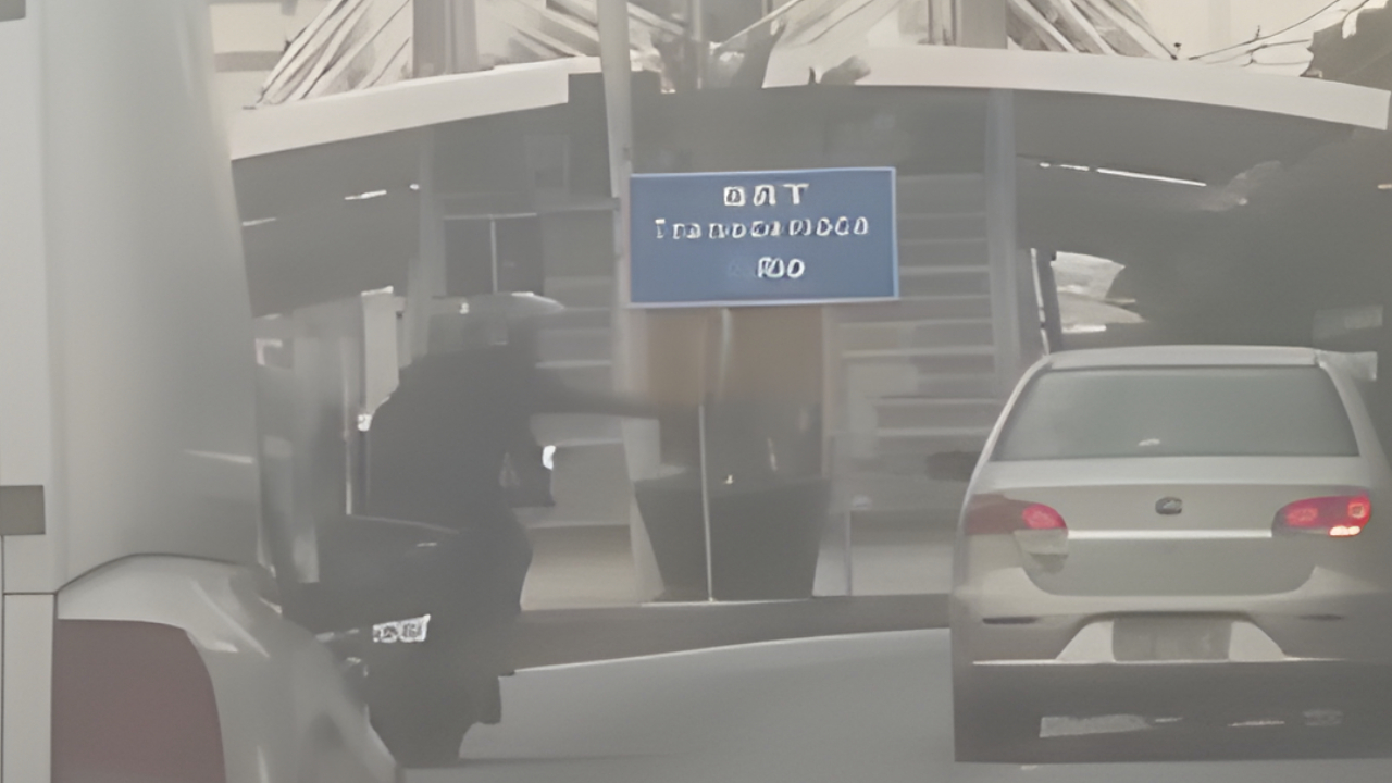 motorista-atropela-assaltante-e-criminoso-reage-com-tiros;-veja-video