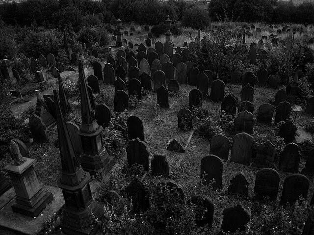 mulher-sai-para-encontro-romantico-com-coveiro-e-acaba-enterrada-viva-em-cemiterio