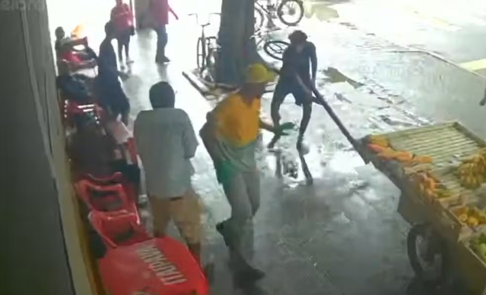 video:-gari-atrapalha-roubo-de-bicicleta-e-leva-pauladas-de-ladrao