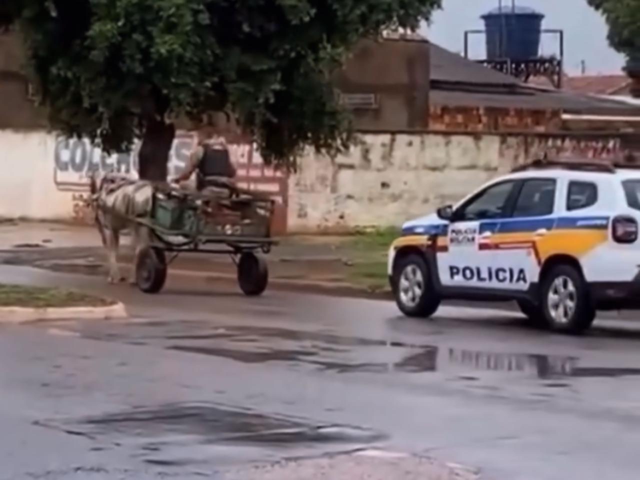 ao-ser-preso-homem-faz-policial-conduzir-carroca-ate-delegacia;-veja-video