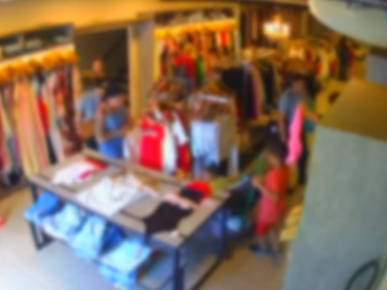 mae-e-presa-por-usar-filho-para-esconder-furtos-em-loja-de-roupas;-video