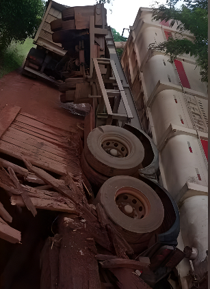 ponte-de-madeira-nao-resiste-com-peso-de-carreta-e-desaba;-veja-video