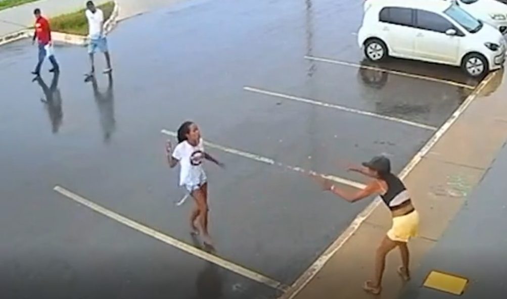 video-mostra-o-momento-exato-em-que-suspeita-de-roubo-e-esfaqueada-por-outra-mulher