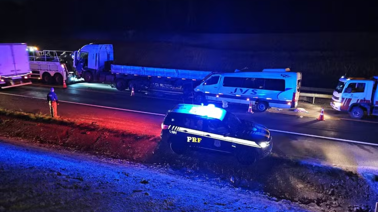 grave:-van-com-estudantes-que-retornavam-de-excursao-bate-em-carreta