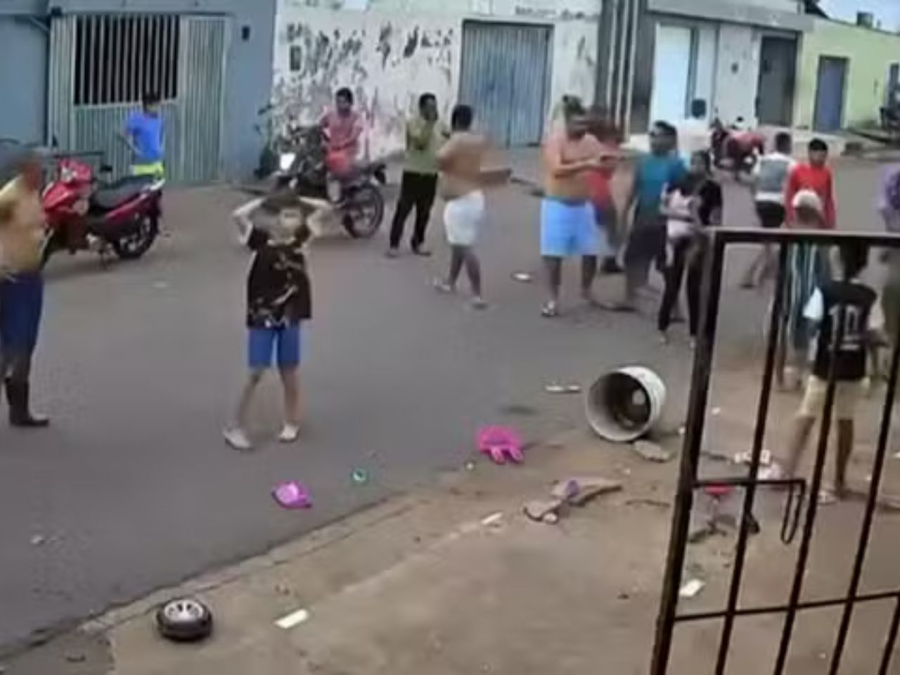 mulher-e-duas-criancas-sao-atingidas-por-caminhonete-e-motorista-foge-sem-prestar-socorro;-veja