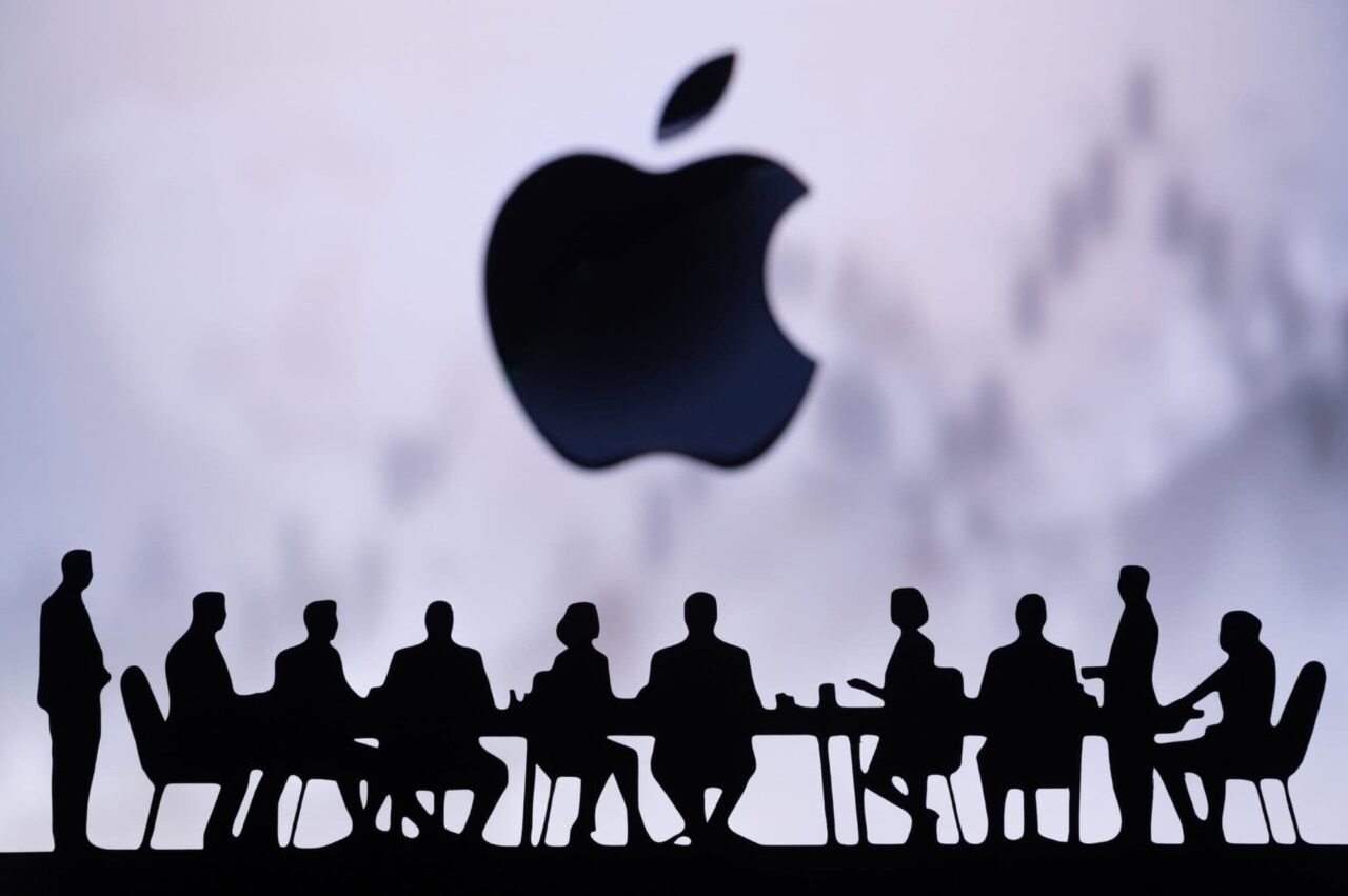 apple-anuncia-aposentadorias-e-reforca-equipe-com-executiva-da-meta