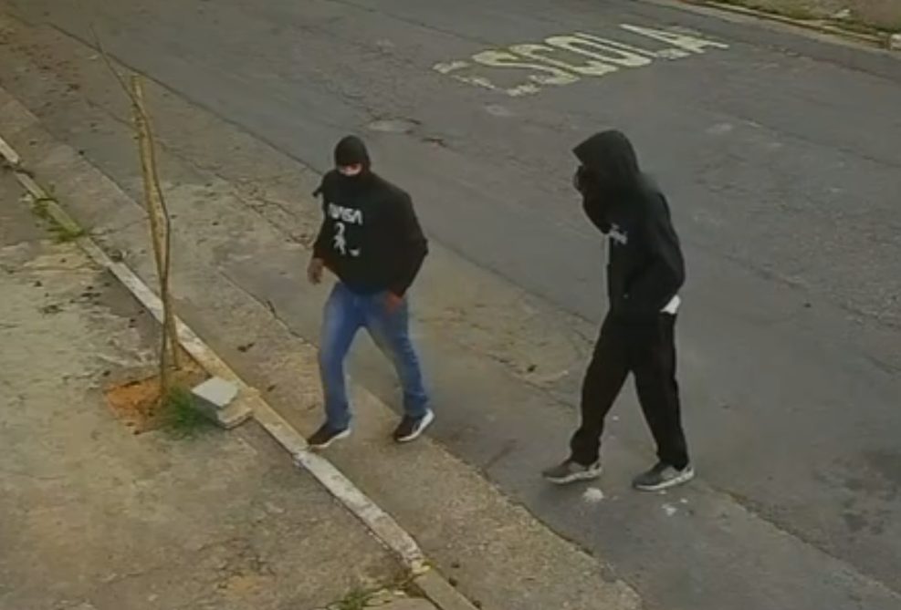 video:-suspeitos-armados-invadem-empresa-e-roubam-mais-de-30-armas