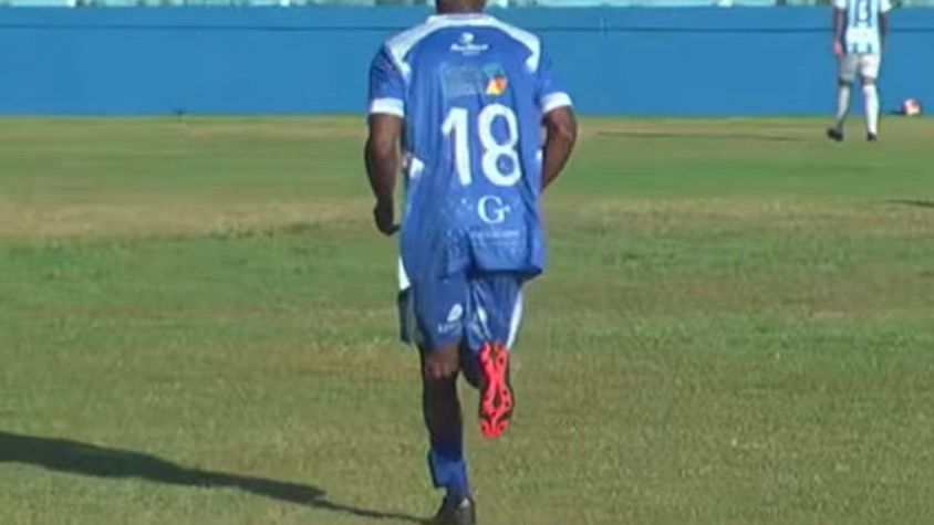 atacante-marca-gol-do-titulo-usando-tornozeleira-eletronica