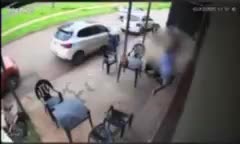 video-mostra-homem-esfaqueando-travesti-pelas-costas-em-bar