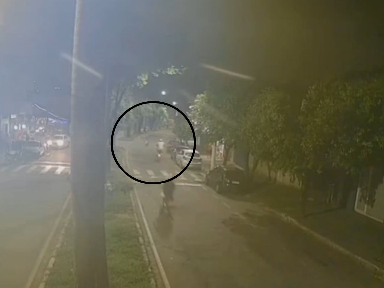 manobra-proibida:-motociclista-atropela-pedestre-enquanto-‘dava-grau’.-assista