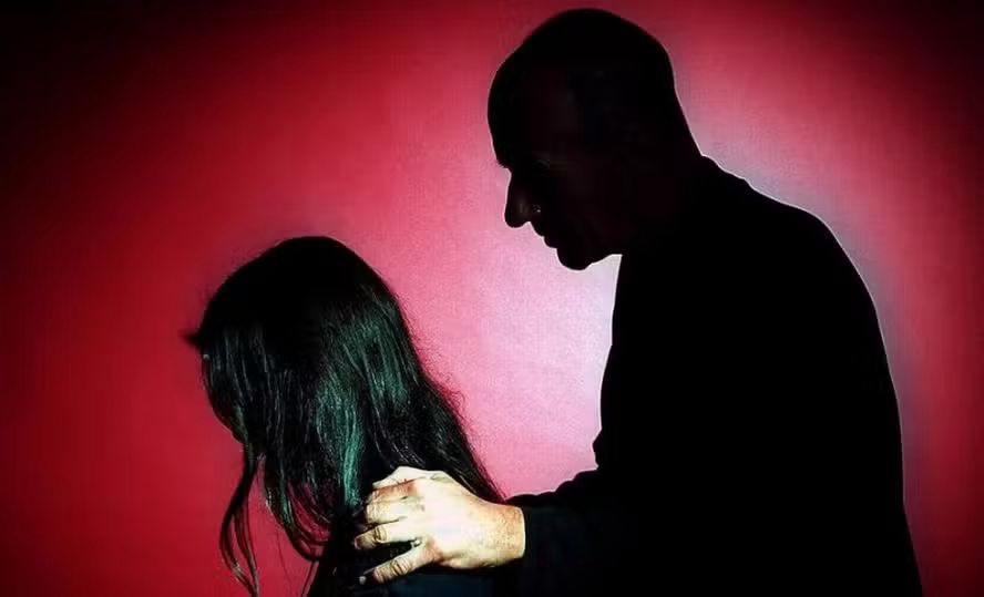 homem-e-preso-suspeito-de-forcar-o-filho-a-manter-relacoes-com-a-propria-mae