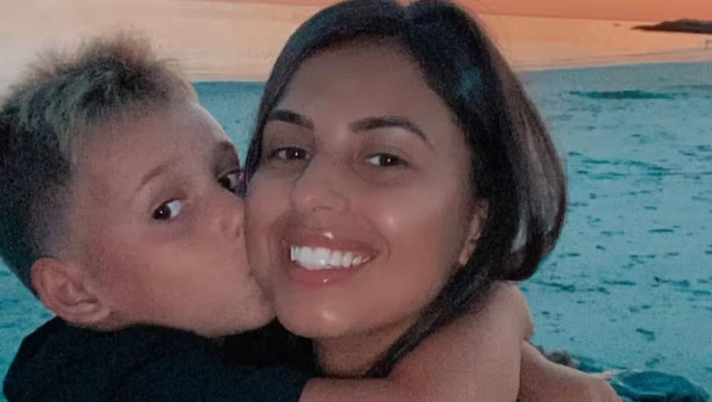 brasileira-proxima-a-porta-voz-de-trump-sera-solta-apos-pagar-fianca