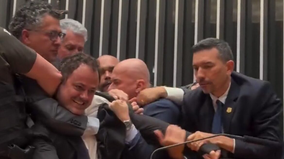 jornalistas-sao-agredidos-por-seguranca-da-camara-em-confusao-envolvendo-glauber-braga