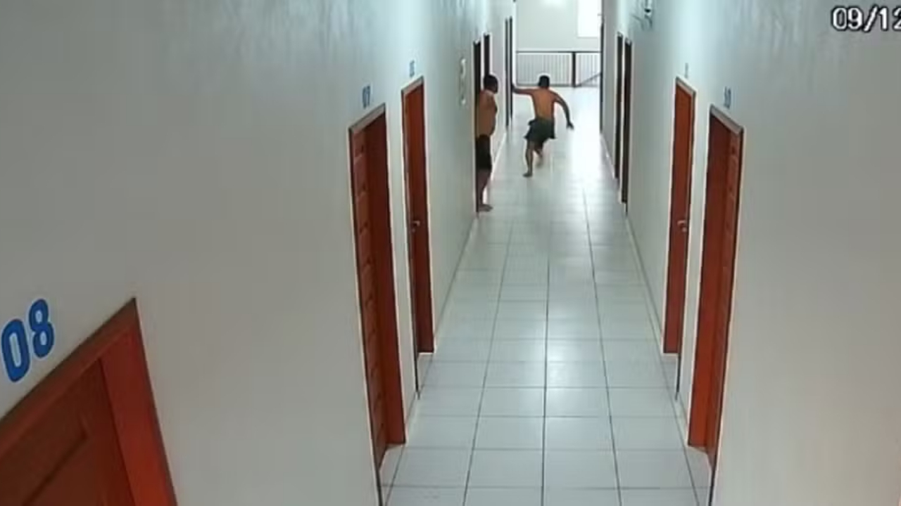video:-homem-e-esfaqueado-no-bumbum-durante-confusao-em-hotel-apos-suposta-traicao