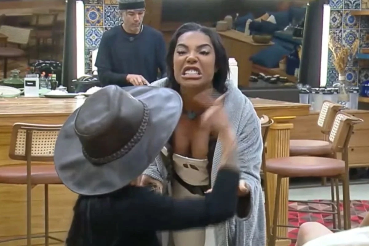 carol-lekker-surta-e-tem-ataque-de-raiva-apos-expulsao-de-a-fazenda-17