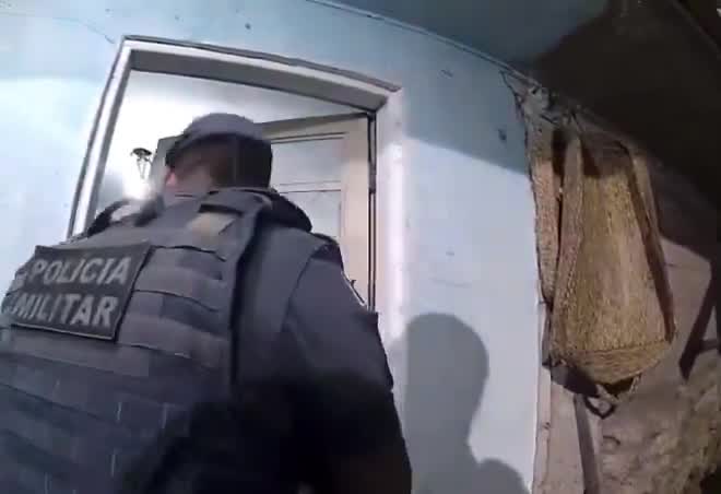 video:-explosao-em-casa-durante-acao-policial-deixa-feridos-e-moradora e presa