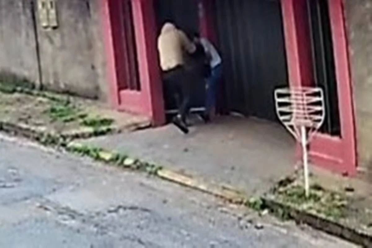 homem-mata-ex-com-29-facadas-e-camera-de-seguranca-flagra-crime;-veja-video